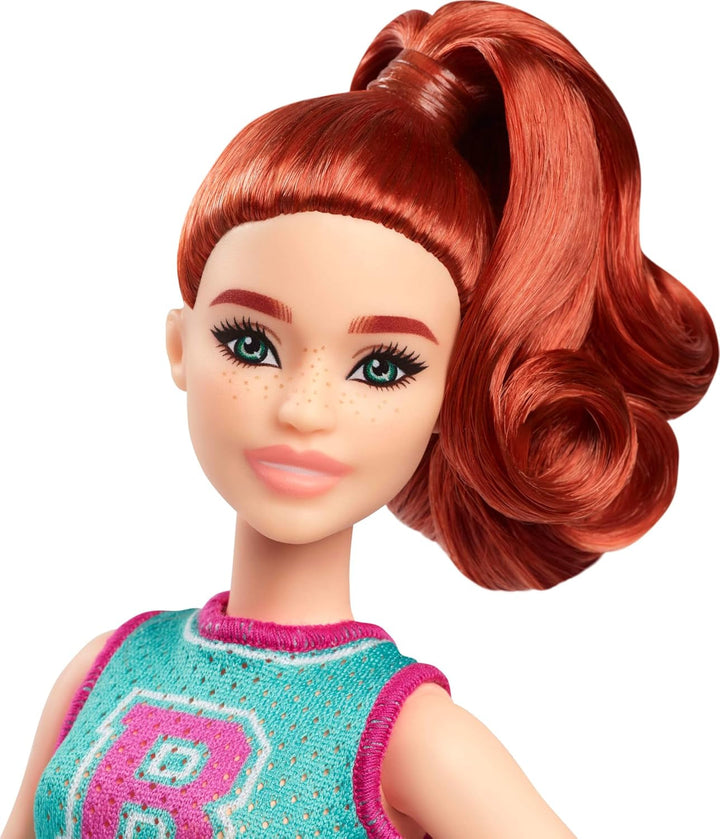 Păpușă Barbie Fashionistas nr. 232 cu păr roșcat, bluză sport din jersey cu imprimeu B, fustă plisată mov, ceas de mână și adidași, HYT90 Papusi Naty Shop