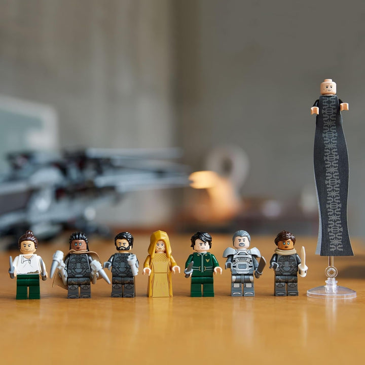 LEGO 10327 Icons Dune Atreides Royal Ornithopter, set de colecționat pentru adulți, cadou de film pentru bărbați, femei și fani, aeronavă model cu 8 figuri, inclusiv Paul Atreides și baronul Harkonnen Seturi de constructie Besuche den LEGO-Store
