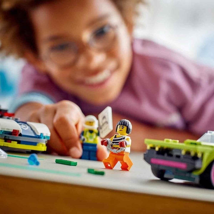 LEGO City Car Chase cu mașină de poliție și mașină cu mușchi, tren de jucărie cu 2 mașini de curse, cadou de poliție pentru copii, băieți și fete de la 6 ani, set cu polițist și minifigurine Ganovin 60415 Seturi de constructie Besuche den LEGO-Store