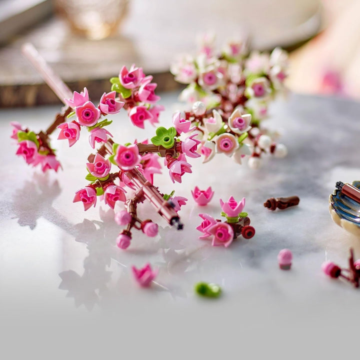 LEGO Botanicals Cherry Blossoms - Flori artificiale de construit - Decorațiuni de birou pentru copii - Buchet de flori de expus - Cadou pentru femei și bărbați de la 8 ani - Botany Collection 40725 Seturi de constructie Besuche den LEGO-Store