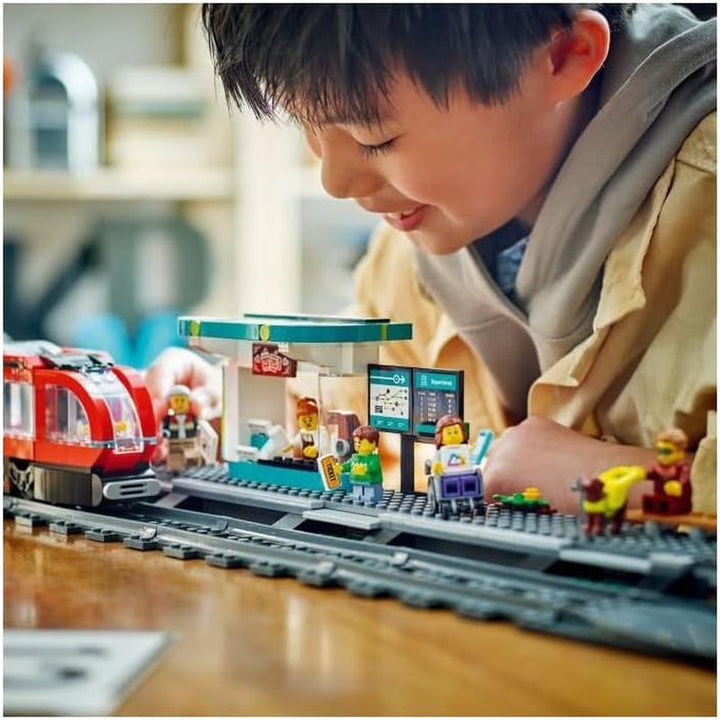 Tramvai LEGO City cu stație, idee de cadou pentru fanii jucăriilor cu vehicule de la 7 ani, cu 6 minifigurine și un câine ghid pentru jocuri de rol, jucărie de construcție 60423 Seturi de constructie Besuche den LEGO-Store