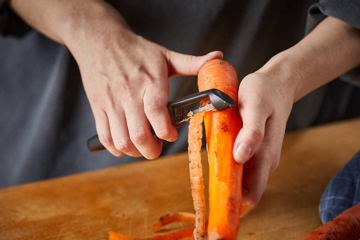 Fiskars Peeler cu lamă mobilă, lungime: 18 cm, oțel/plastic Naty Shop
