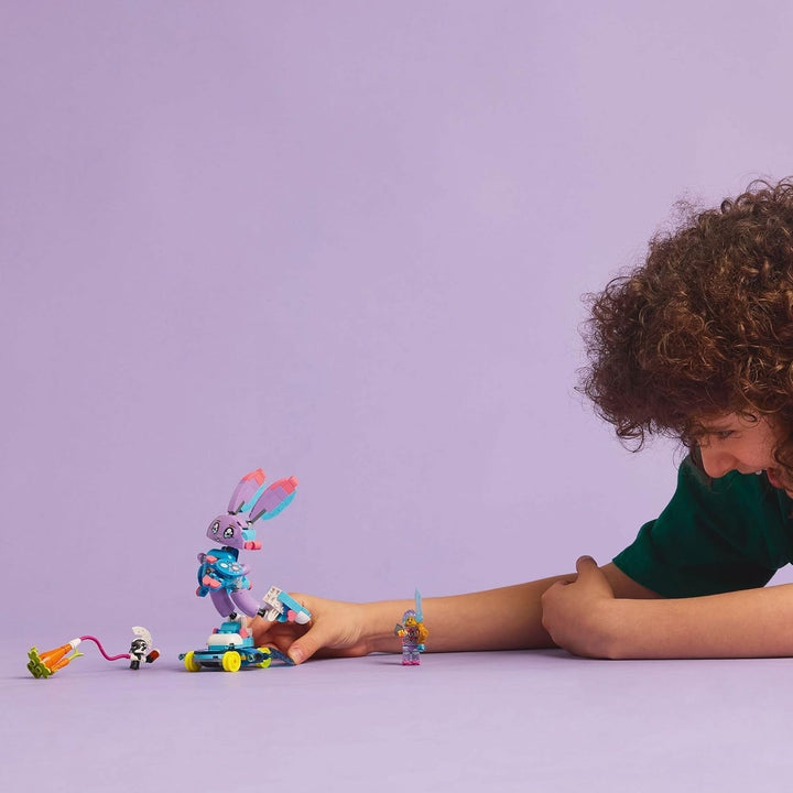 LEGO Dreamzzz Izzie and Bunchurro The Gaming Bunny, jucărie pentru copii 7+, set de joacă 2 în 1 cu Hero Minifigure și Cyberling pentru o experiență de joacă imaginativă 71490 Seturi de constructie Besuche den LEGO-Store