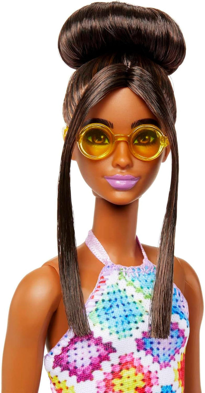 Barbie Fashionistas - Păpușa nr. 210 cu coc glamorous și rochie midi croșetată, ochelari de soare aurii și sandale galbene, pentru copii de la 3 ani în sus, HJT07 Papusi Naty Shop