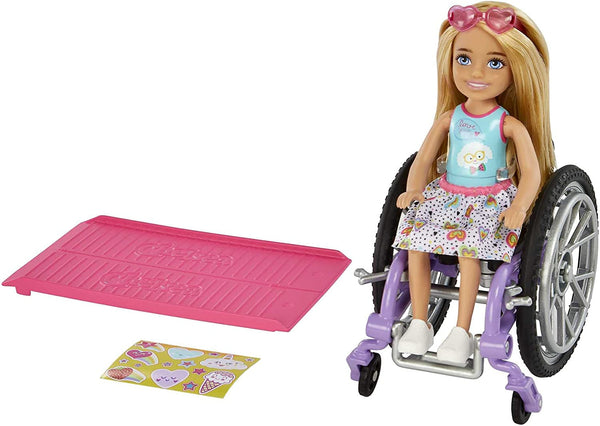 Barbie Chelsea Series, Fashionista Chelsea Doll cu păr blond, rochie, ochelari de soare, scaun cu rotile și rampă, autocolante, cadou pentru copii, jucării de la 3 ani, Hgp29 Papusi Naty Shop Titlu implicit