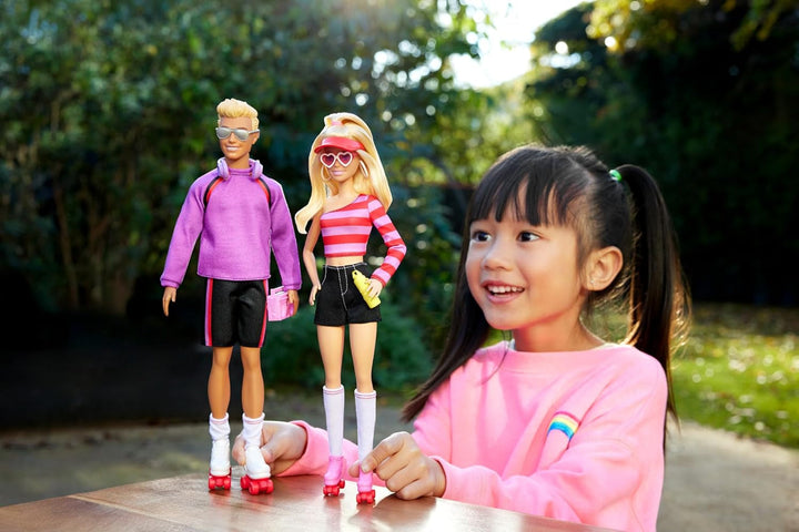 Set Barbie Fashionistas cu 2 păpuși de modă și 6 accesorii, păpuși de modă Barbie și Ken pe role, 65th Anniversary Collectible Figures, HXK90 Papusi Naty Shop