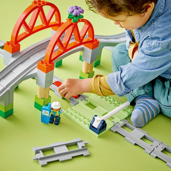 LEGO DUPLO Town Pod de cale ferată și șine - Set de expansiune, cadou pentru copii începând cu 2 ani, set pentru construcție și reconstrucție, set de dezvoltare pentru preșcolari, jucărie educațională 10426 Seturi de constructie Besuche den LEGO-Store