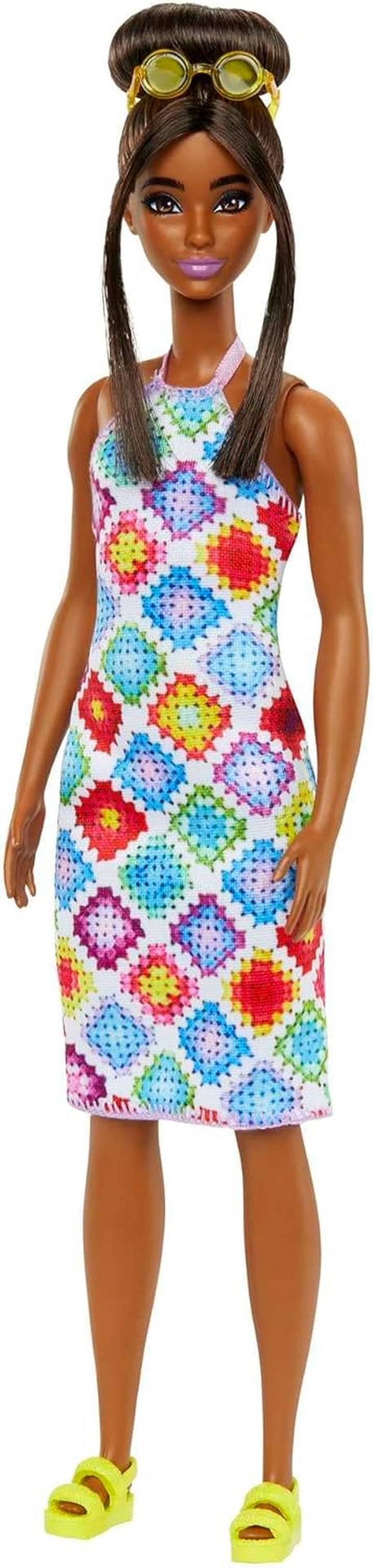 Barbie Fashionistas - Păpușa nr. 210 cu coc glamorous și rochie midi croșetată, ochelari de soare aurii și sandale galbene, pentru copii de la 3 ani în sus, HJT07 Papusi Naty Shop